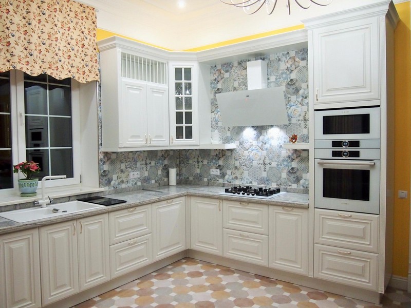 تصميم ركن المطبخ مع واجهات بيضاء.