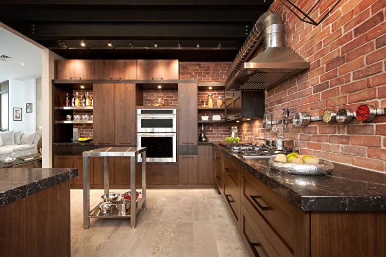 Madeira e tijolo em design de cozinha de estilo industrial
