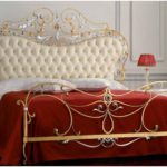تصميم غرفة نوم مع سرير من الحديد المطاوع