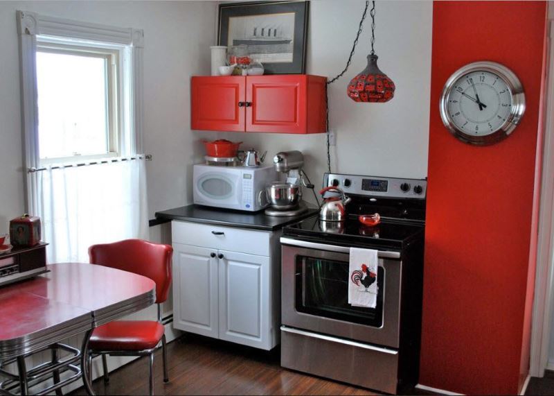 Piros szín a konyha belsejében 3 - 3 méter