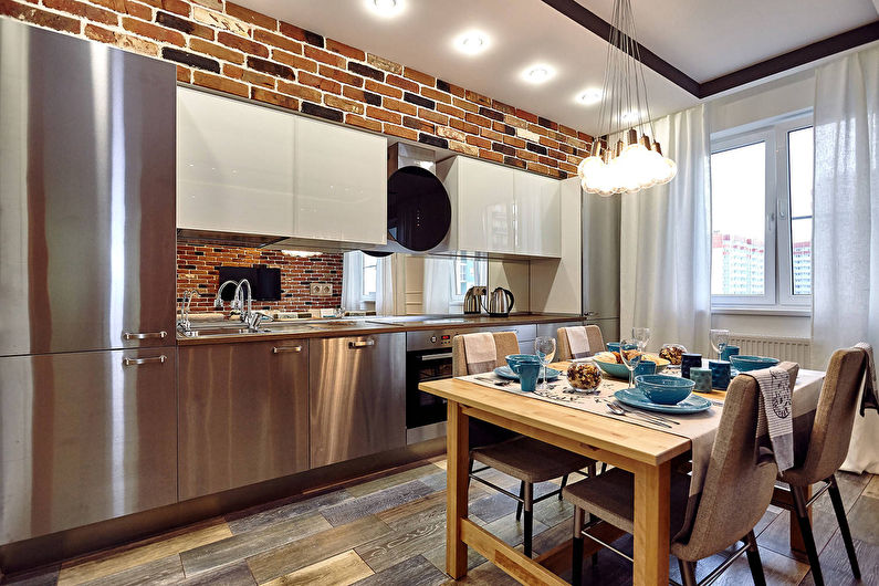 Rustfritt stål og murstein i design av kjøkkenet