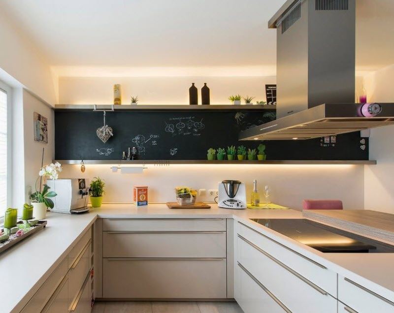 Iluminarea cu LED a dulapurilor superioare în designul bucătăriei