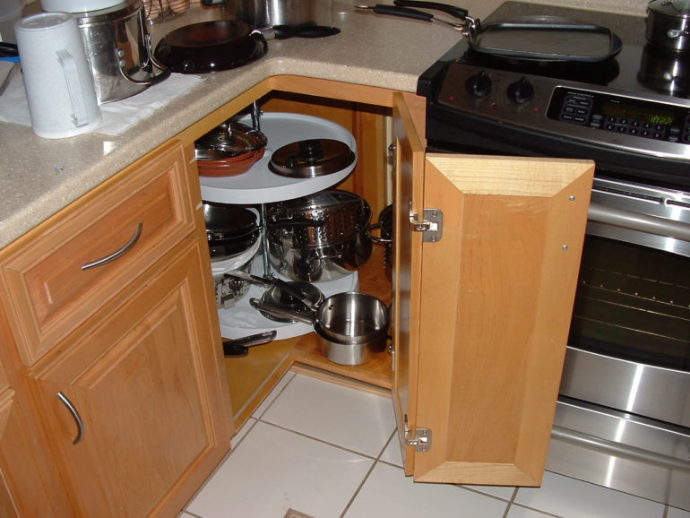 Funkcinis kampinės erdvės užpildymas mažoje virtuvėje