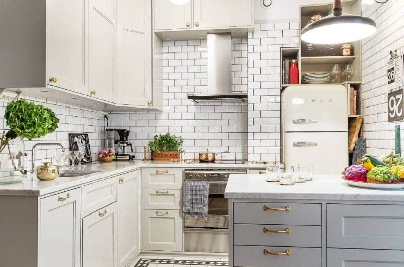 Parede de tijolos brancos no design da sala da cozinha