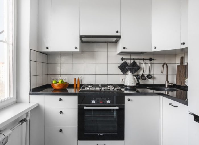 Schwarzer Ofen in einem weißen Küchenset