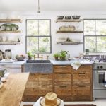 Hvitt kjøkken med tremøbler i landlig stil