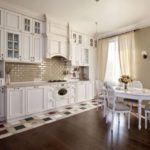 Baltas virtuves mēbeles ar franču motīviem