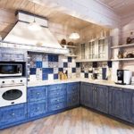 Balta-mėlyna virtuvė sodybos virtuvėje