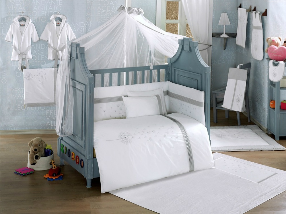 الكتان الأبيض في سرير للطفل