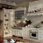 Bucătărie albă ca zăpada cu finisaj vintage