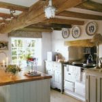 Saucers on the walls to decorate a country-style kitchen