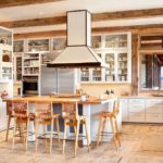 Grande cozinha branca com vigas de madeira