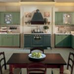 Nhà bếp lớn màu xanh lá cây với tủ kính để trang trí