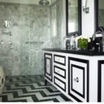 חדר אמבטיה בשחור לבן עם קישוט יוצא דופן