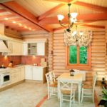 Dapur kayu dengan lantai jubin seramik
