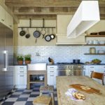 Houten meubels en tegels, vergelijkbaar met bakstenen, in het interieur van de keuken