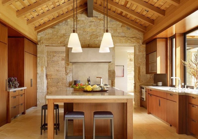 Dřevěný strop kuchyňského stropu venkovského domu