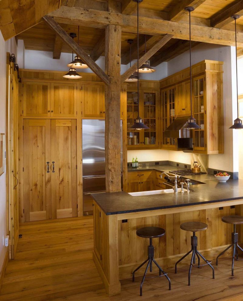 Trästolpe i köket i ett hus på landet