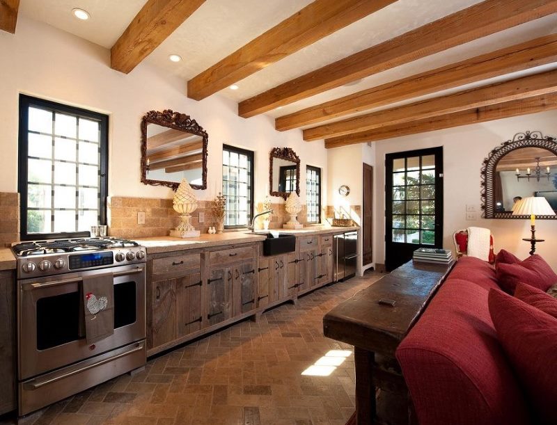 Plafond avec poutres en bois dans la cuisine d'une maison de campagne