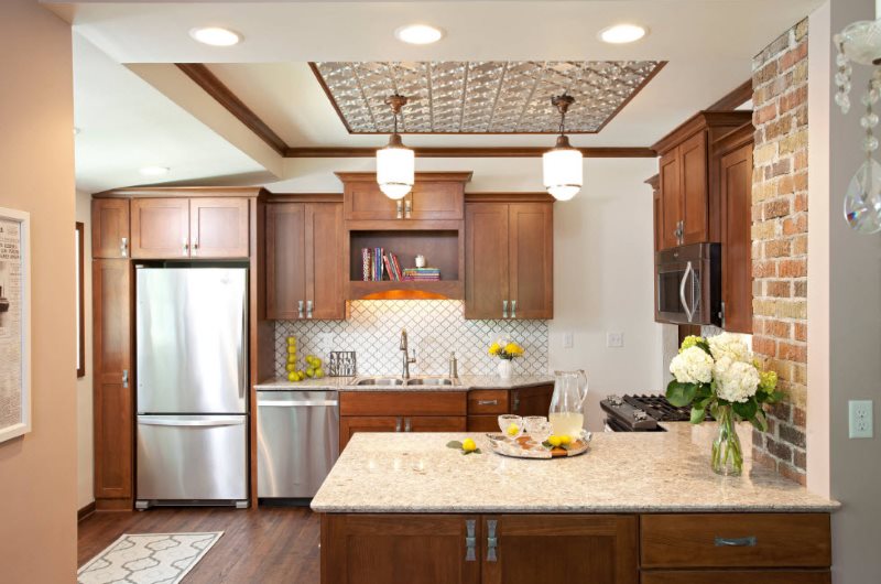 En kombinasjon av brune møbelfasader med hvite kjøkkenvegger