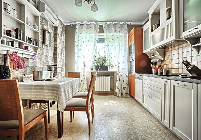 Holzstühle in der Küche in einem rustikalen Haus