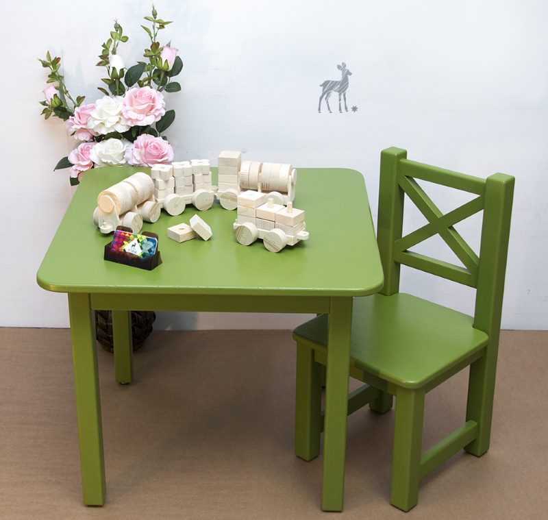 Muebles verdes infantiles para la cocina.