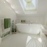 Thiết kế phòng tắm màu trắng trên gác mái của một ngôi nhà riêng