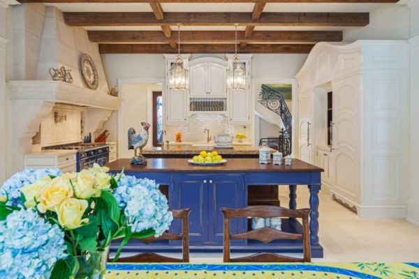 Provansas virtuves dizains ar zilām nokrāsām