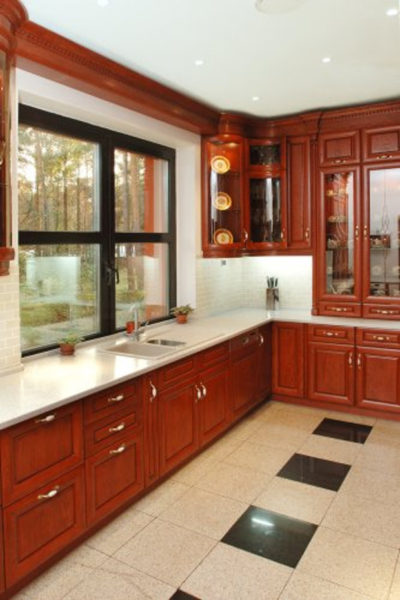 Cucina design con finestra senza tende