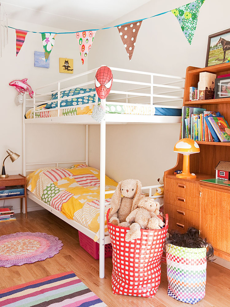 מיטת קומותיים לבנה בחדר ילדים בהיר