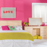 الجدار الوردي في غرفة نوم الفتيات
