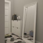 مرآة أرضية بإطار أبيض داخل الممر