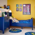 צבע כחול בפנים חדר הילדים