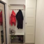 Veste rouge sur un cintre dans le couloir