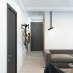 Biciclete de depozitare pe peretele coridorului