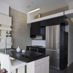 Controsoffitto di marmo nero in una cucina luminosa