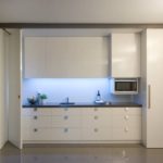 Modernaus stiliaus virtuvės stumdoma siena