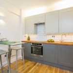 Medinės grindys modernaus buto virtuvėje