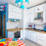 Abajures azuis em uma cozinha de estilo marinho