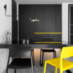 Scaun galben ca accent la interiorul bucătăriei