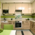 Grön färg i designen av kökutrymmet