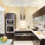 világítás a konyhában barna bútorokkal