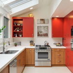 Комбинацията от червени, бели и кафяви цветове в дизайна на кухнята