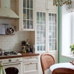 Dapur gaya Provence di sebuah apartmen rumah panel