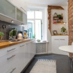 Röd tegelsten i designen av ett modernt kök