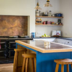 Blå farge på innsiden av kjøkkenet
