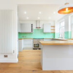 Design de cozinha moderna em cores brilhantes