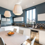 Gabungan warna kontras dalam reka bentuk dapur