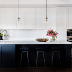 Kombinationen af ​​sort og hvid i design af køkkenet