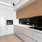 Șorț negru minimalist în bucătărie